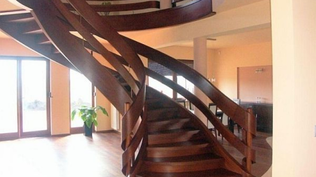 Domański przedstawia schody mahoniowe