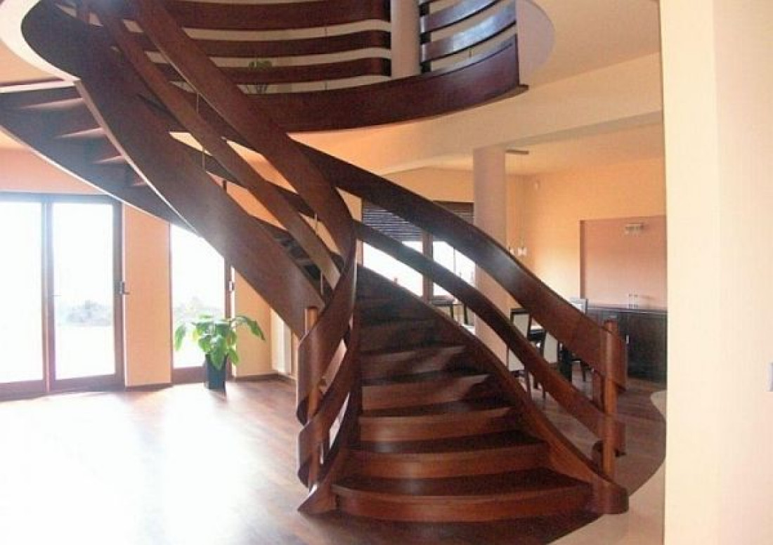 Domański przedstawia schody mahoniowe