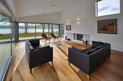 Dotknięcie jednego przycisku w aplikacji na smartfonie lub tablecie wystarczy, by z dowolnego miejsca na świecie sterować oknami, roletami czy żaluzjami fasadowymi