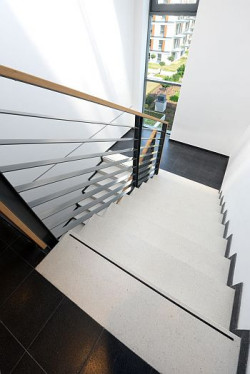 Jednym z najlepszych rozwiązań dostępnych na polskim rynku są gumowe wkładki antypoślizgowe zatopione w stopniach schodów