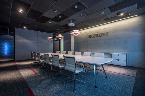 W całym projekcie, obejmującym część ekspozycyjną oraz biurową, najtrudniejsze było uzyskanie równowagi pomiędzy designem, funkcjonalnością przestrzeni i komfortem jej użytkownika