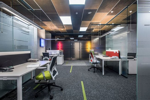 Niezwykle istotny jest odpowiedni dobór kolorystyki, mebli i oświetlenia biura