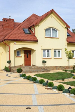 Betonowa kostka brukowa swoją popularność zawdzięcza bogatej ofercie kształtów, wzorów i kolorów, a także dużej wytrzymałości oraz uniwersalności