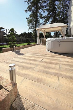 W połączeniu z pnącą roślinnością, pergolami oraz ławeczkami, mała architektura będzie prezentować się nad wyraz ładnie