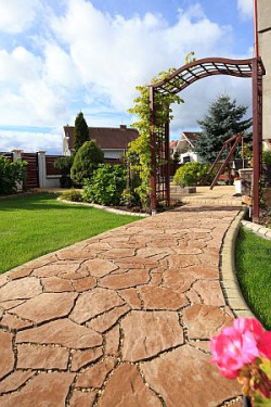 Kluczowe znaczenie w wyborze kostki brukowej, której zadaniem ma być stworzenie w ogrodzie atmosfery lata, ma kolor