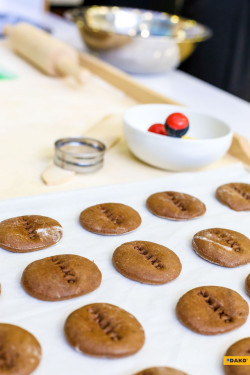 Słodką atrakcją są świeżo pieczone ciasteczka z firmowym logo, których zapach przywołuje przyjazną, domową atmosferę