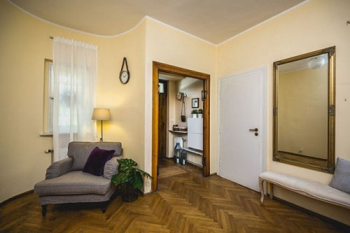 Szafka na buty na wysoki połysk nie przytłoczy małego pomieszczenia, a duże lustro tak potrzebne w każdym przedpokoju dodatkowo optycznie go powiększy