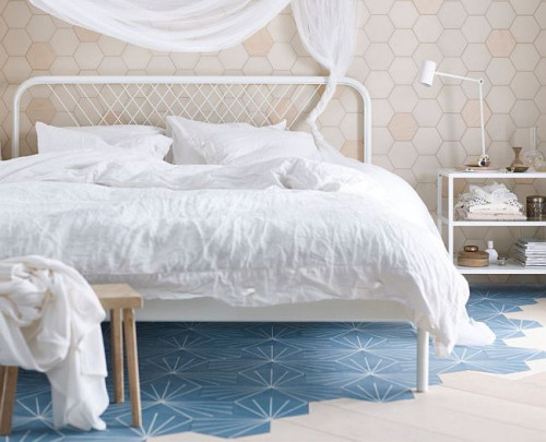 Pastelowa kolorystyka, subtelne dodatki i… metalowa rama łóżka