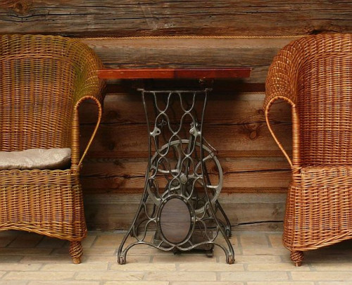 Z żeliwnej podstawy starej maszyny do szycia możemy wykonać niezwykle oryginalny stolik