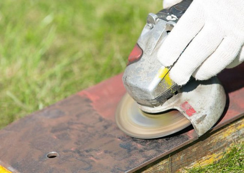 Ślady rdzy i fragmenty łuszczącej się farby usuwamy za pomocą drucianej szczotki lub papieru ściernego