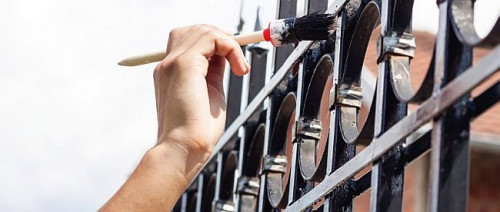 Powierzchnie metalowe najlepiej malować pędzlem