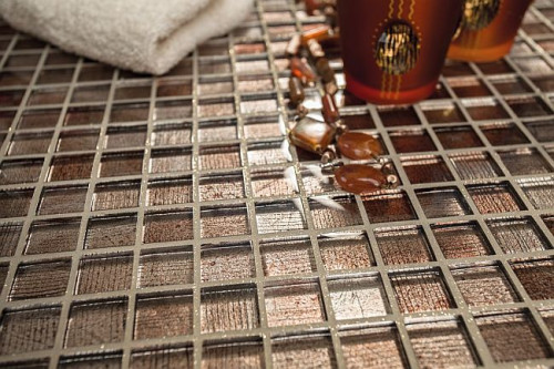 Brąz i jego beżowe warianty to barwy znacznie bardziej oswojone, zwłaszcza w kontekście łazienkowej aranżacji