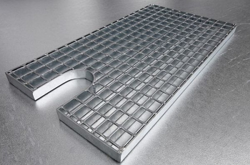 Dostarczamy kraty pomostowe zgrzewane i prasowane wykonane z płaskowników nośnych o wymiarach od 25x2 do 40x3 i rozstawie podpór od 500 do 2500 mm