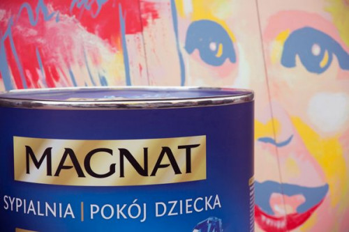 Redukcję formaldehydu w powietrzu wewnętrznym zapewnia nowa, ceramiczna farba MAGNAT SYPIALNIA POKÓJ DZIECKA, wykorzystująca innowacyjną formułę FORMASHIELD