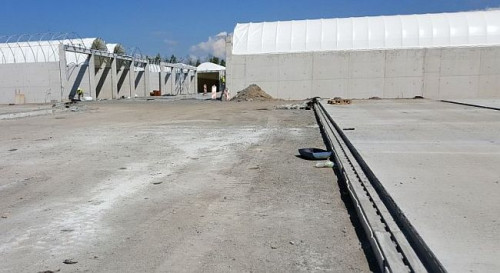 Kanały układa się jak klocki, jeden za drugim, na betonowej ławie