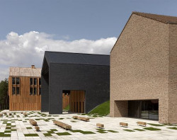 W kategorii Budynek użyteczności publicznej Jury postanowiło przyznać nagrodę główną Centrum Kulturalno-Rekreacyjnemu Muzeum Wsi Mazowieckiej w Sierpcu