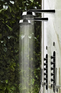 W przeciwieństwie do zwykłych słuchawek prysznicowych, szeroki strumień wody puszczony z deszczownicy obejmuje całe ciało