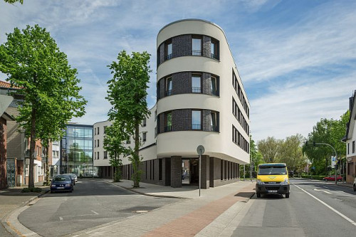 KreatyBudynek o sierpowatym kształcie komponuje się z okoliczną zabudową Fot. Schücowna adaptacja wąskiej, trójkątnej działki – widok na strefę wejścia Kamp-Lintfort Fot. Schüco