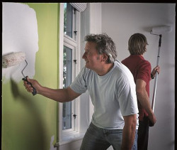 Gruntujemy przede wszystkim nowe tynki, ściany po usuwaniu poprzednich powłok oraz niezaciągnięte płyty gipsowo-kartonowe