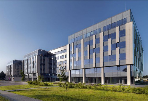 Lekka zabudowa o niskiej intensywności, dogodny dojazd oraz komfortowe wnętrza to walory nowego kompleksu biurowego Astrum Business Park w Warszawie