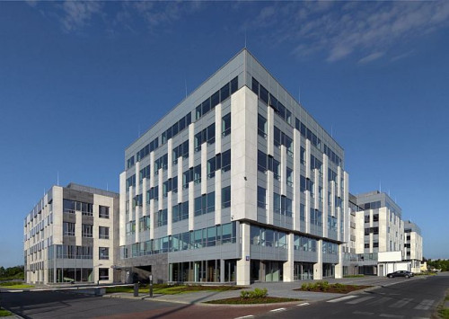 Aby spełnić wszystkie wymagania projektowe i użytkowe mniej nasłoneczniona fasada północno-zachodnia została wykonana z szyb zespolonych