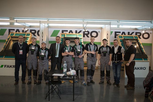 Z inicjatywy FAKRO w kilku szkołach zawodowych, m.in. w Białymstoku, Elblągu, Poznaniu czy Bobowej koło Nowego Sącza zostały utworzone klasy dekarskie