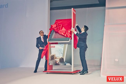 Jacek Siwiński, dyrektor generalny firmy VELUX i Jakub Bogacz, dyrektr marketingu firmy VELUX, prezentują nową ofertę trzyszybowych okien dachowych