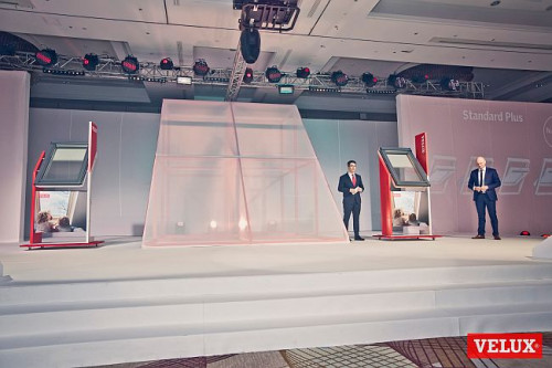 Jacek Siwiński, dyrektor generalny firmy VELUX i Krzysztof Wypych, dyrektor handlowy firmy VELUX, prezentują nową ofertę trzyszybowych okien dachowych