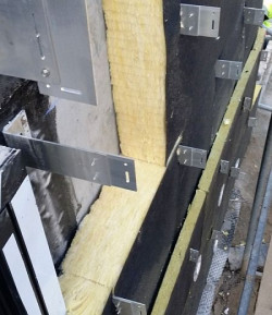 Wełna mineralna szklana za sprawą swej elastyczności pozwala dokładnie izolować ścianę w miejscu występowania konsol