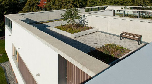 To, co szczególnie wyróżnia nowy budynek, to umiejscowiony na dachu zielony ogród