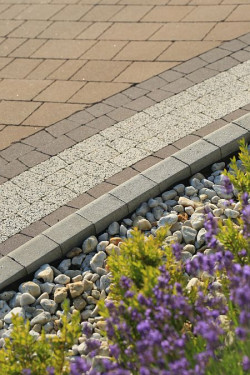 Żwir jest świetnym sposobem na osiągnięcie niebanalnej aranżacji przestrzeni przy domu