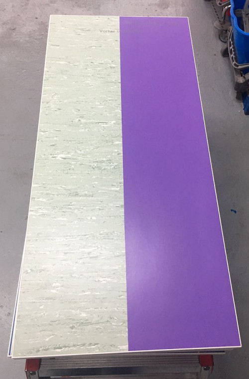 Ta sama wykładzina - zupełnie inny wygląd. Po lewej wykładzina przed lakierowaniem, po prawej - po lakierowaniu RZ Turbo Protect Color. Nowy wygląd i zwiększona odporność