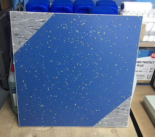 Dzięki nowemu kolorowemu lakierowi oraz dodatkowi płatków dekoracyjnych szara wykładzina zyskała zupełnie nowy design