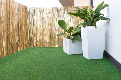 Sztuczna trawa to doskonała alternatywa dla naturalnej, położysz ją wszędzie tam, gdzie zapragniesz mieć odrobinę zieleni