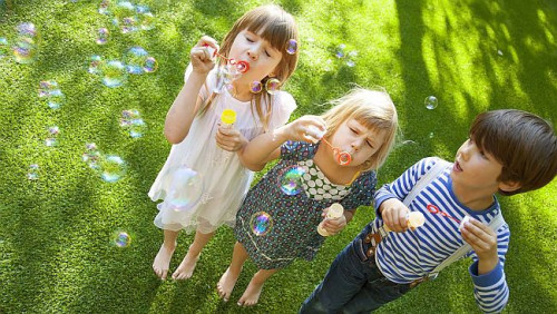 Sztuczna trawa to doskonała alternatywa dla naturalnej, położysz ją wszędzie tam, gdzie zapragniesz mieć odrobinę zieleni