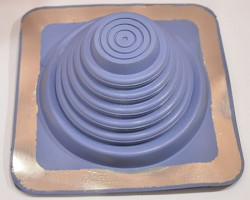 Podstawę szczelnego przejścia dachowego z Silikonu instalujemy dzięki masie silikonowej i wkrętom