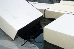 Dach kompaktowy Bauder PIR Kompaktdach jest systemem dachu płaskiego w którym warstwy hydroizolacji oraz materiał termoizolacyjny są ściśle sklejone do siebie oraz do podłoża