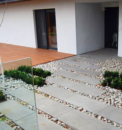 Przede wszystkim musimy rozplanować funkcjonalne ścieżki, które ułatwią nam poruszanie się po naszej posesji