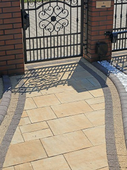 Szeroka oferta kostek brukowych pozwala tworzyć atrakcyjne nawierzchnie ubogacające całą aranżację otoczenia domu