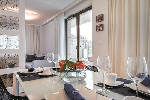 Okna drewniano-aluminowe są standardowo dostępne w opcji dwukolorowej