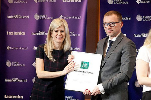Ewa Kozioł, Redaktor Naczelna magazynu Łazienka wręcza nagrodę Zbigniewowi Gonsiorowi, Wiceprezesowi Zarządu FERRO S.A.
