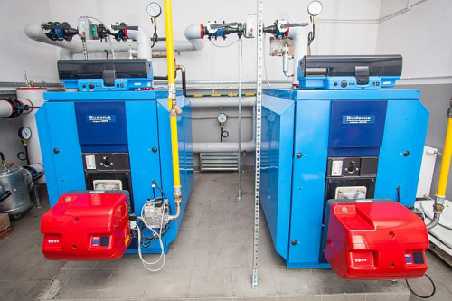Kotły Buderus w kotłowni budynku klubowego przy Autodromie Jastrząb
