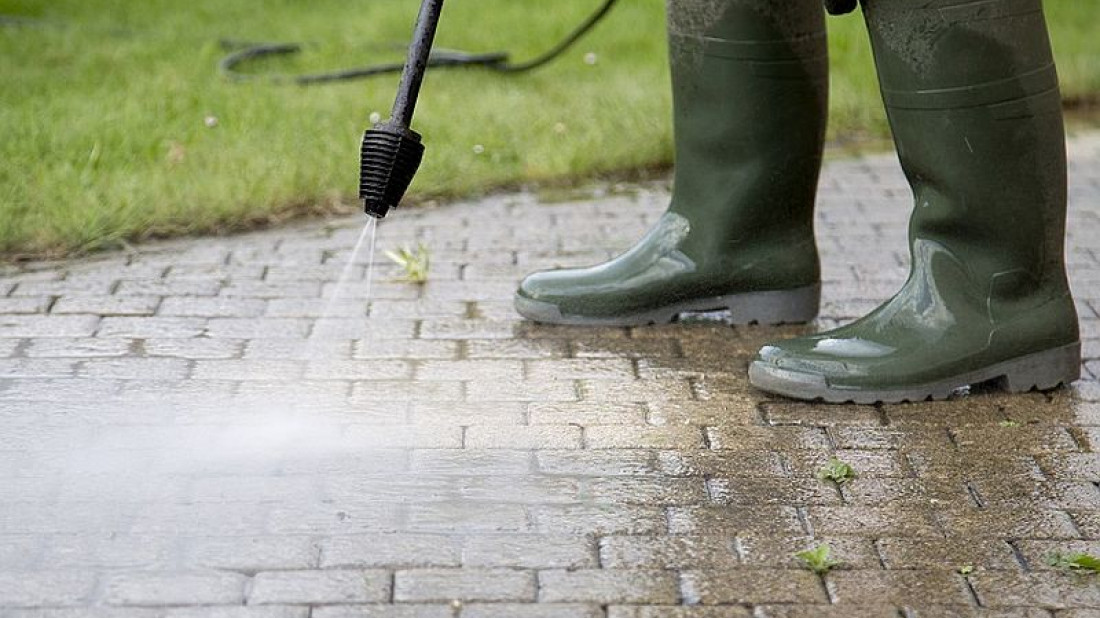 Czas na wiosenne porządki! Wyczyść kostkę brukową z Knauf FASSI