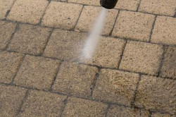 Wstępnie myjemy powierzchnię kostki wodą