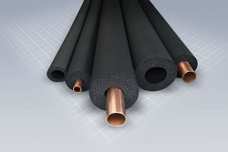 Struktura zamkniętokomórkowa sprawia, że elastyczna pianka elastomerowa (potocznie zwana kauczukiem) wykazuje wysoką odproność na dyfyzję pary wodnej na całej grubości izolacji. Przykładem produktu, w którym został wykorzystany kauczuk syntetyczny, jest izolacja Armaflex ACE Plus firmy Armacell