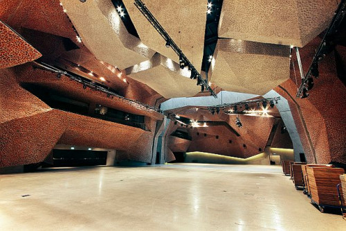 Miejscem idealnym na organizację niewielkich konferencji i spotkań biznesowych jest profesjonalna Sala Prasowa (press room) o powierzchni 50 m²