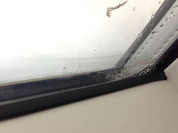 Kondensacja pary wodnej, a prościej &quot;parowanie szyb&quot; to powszechne, zupełnie naturalne zjawisko fizyczne