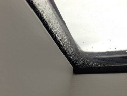 Osiadanie kropli wody na zewnętrznej stronie szyby to zjawisko tożsame z powstawaniem rosy na trawie i w żadnym wypadku nie świadczy o wadliwej konstrukcji czy niewłaściwym montażu okna