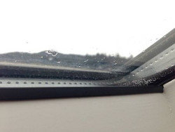 Chcąc pozbyć się irytujących skutków roszenia okna trzeba przede wszystkim zadbać o prawidłową wentylację pomieszczeń