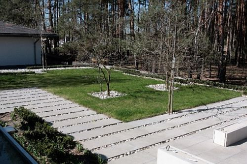 Fot. Jadar, kruszywo między płytami chodnikowymi Megan w kolekcji Klasycznej o wymiarach 100x50cm, 50x50cm i 25x50cm w kolorach szarym i czarnym